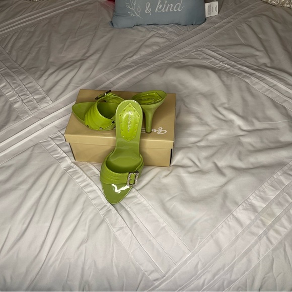 This Gorgeous genE Ration Ladies shoes - Picture 3 of 5